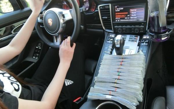 運彩分析網騙錢手法二:戴金項鍊,開名車,假有錢